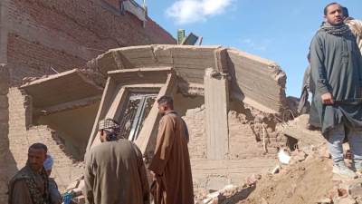 انهيار منزل مكون من 3 طوابق بجزيرة الحواتكة بمركز منفلوط وأطفال تحت الأنقاض