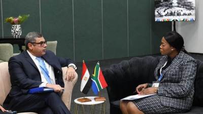 نائب وزير الخارجية ونظيرته الجنوب-إفريقية يؤكدان توافر الإرادة السياسية لتعزيز العلاقات وتكثيف التعاون الثنائي