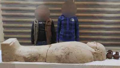 ضبط شخصين بـ سوهاج بحوزتهما تابوت وإناءين أثريين بقصد الاتجار