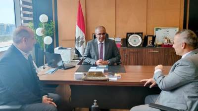 نائب وزير الإسكان يبحث أوجه التعاون مع شركة متخصصة في تحلية مياه البحر ومعالجة الصرف
