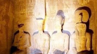 الشمس تتعامد على وجه رمسيس الثانى اليوم بمعبد أبو سمبل فى أسوان