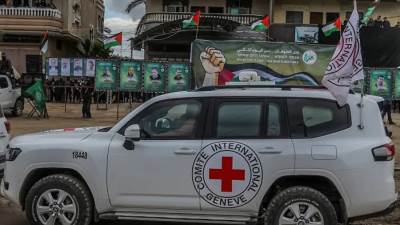 "حماس" تسلم اثنين من الرهائن الإسرائيليين للصليب الأحمر في رفح ضمن صفقة تبادل الأسرى