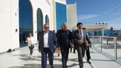 زير السياحة يفتتح منتجع سياحي جديد بمنطقة خليج مكادي بمدينة الغردقة