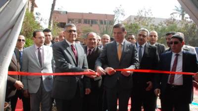 وزير الزراعة ومحافظ الجيزة يفتتحان معرضين للسلع والمنتجات الغذائية 