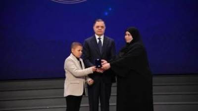 وزير الداخلية يكرم عددا من أسر الشهداء والمصابين والمتميزين من رجال الشرطة