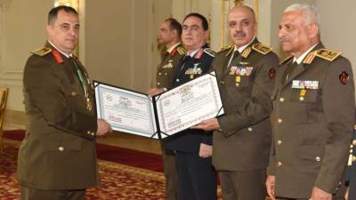 القائد العام للقوات المسلحة  يكرم عدداً من القادة الذين أوفوا العطاء بالقوات المسلحة