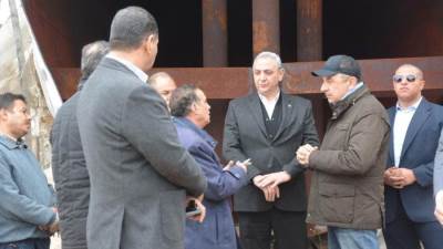 وزير قطاع الأعمال العام يتفقد موقع حادث الخزان بشركة غزل المحلة ويزور المصابين الأربعة للاطمئنان على حالتهم