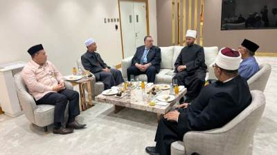 استقبله السفير المصري والقيادات الدينية في ماليزيا.. وزير الأوقاف يصل إلى ماليزيا