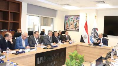 وزير قطاع الأعمال يجتمع برؤساء الشركات القابضة لمتابعة تنفيذ خطط العمل ومشروعات التطوير