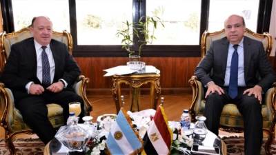 وزير الطيران المدني يلتقي سفير الأرجنتين بالقاهرة لبحث التعاون المشترك في مجال النقل الجوي