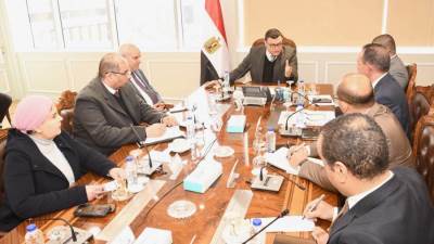 وزير الإسكان يلتقي مسئولى الشركة الوطنية لإنشاء وتنمية وادارة الطرق لمناقشة التعاون