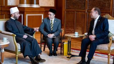 في العاصمة بوتراجايا.. رئيس وزراء ماليزيا يستقبل وزير الأوقاف لتعزيز التعاون الديني والثقافي