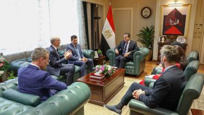 نائب رئيس مجلس الوزراء وزير الصحة يعقد اجتماعا مع وزير الشباب والرياضة ورئيس الاتحاد الدولي للرياضات الجامعية