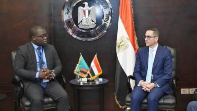 وزير الاستثمار والتجارة الخارجية يستقبل وزير التجارة والصناعة الزامبي