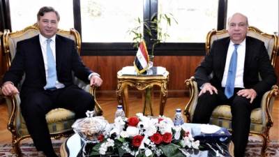 وزير الطيران يجتمع مع كبري الشركات العالمية المتخصصة فى مجال مشروعات تطوير البنية التحتية