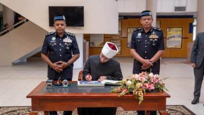 وزير الأوقاف يلتقي قيادات الشرطة الماليزية ويلقي محاضرة بأكاديمية الشرطة الملكية