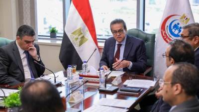 وزير الصحة يناقش الاستراتيجية الوطنية لنفاذ المستحضرات والمستلزمات الطبية للأسواق العالمية