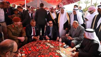 محافظ جنوب سيناء يسلم عقود عمل لبعض ذوي الهمم ويفتتح معرضا للمشغولات والمنتجات البدوية