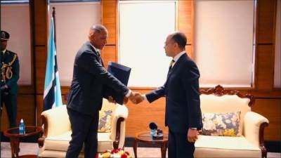 سفير مصر يقدم أوراق اعتماده إلى رئيس بوتسوانا