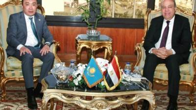 وزير الطيران المدني يلتقي السفير الكازاخستانى  لزيادة عدد الرحلات الجوية بين البلدين 