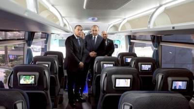 رئيس الوزراء يتفقد نموذجًا لأتوبيس سياحي لشركة "مصر للسياحة" من إنتاج "النصر للسيارات"