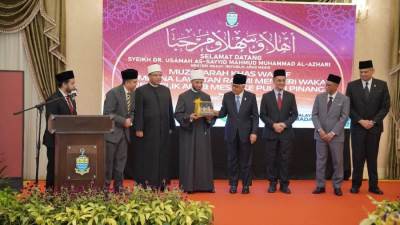 حاكم ولاية بينانج بماليزيا يستقبل وزير الأوقاف لبحث تعزيز التعاون في مجال الوقف والشئون الدينية