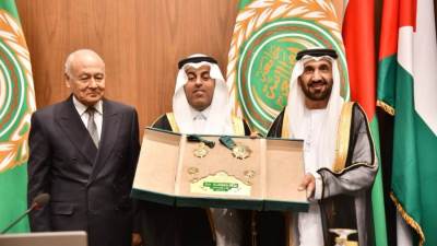 البرلمان العربي يكرم رئيسه الأسبق الدكتور مشعل السلمي بوسام التميز العربي