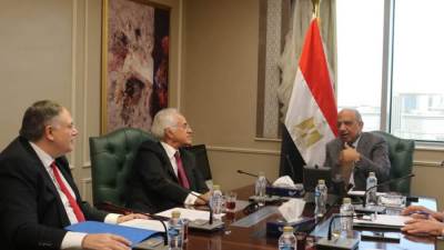 وزير الكهرباء يبحث مع رئيس مجموعة "كوبولوزيس اليونانية "مستجدات مشروع الربط الكهربائي بين مصر واليونان