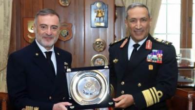 قائد القوات البحرية يلتقي نظيره الإيطالي لبحث سبل التعاون المشترك