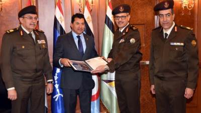 مركز البحوث الطبية بالقوات المسلحة يستقبل وزير الشباب للاطلاع على مشروع الجينوم الرياضي