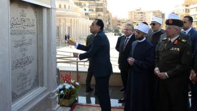 رئيس الوزراء يفتتح مسجد "العلي العظيم" بألماظة ويؤدي صلاة الجمعة