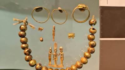 الكشف عن مجموعة من الخواتم التمائم والحلي المصنوع من الذهب والأحجار الكريمة من عصر الأسرة 26 بمعابد الكرنك