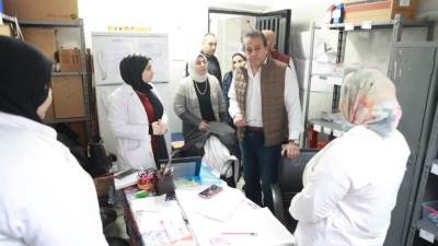 وزير الصحة يتفقد مركزي طب الأسرة في الأسمرات ويوجه بإحالة المتغيبين إلى التحقيق