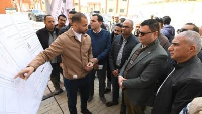 وزير الإسكان يتفقد وحدات "سكن لكل المصريين" ومحطة رفع مياه التوسعات الشرقية بمدينة 15 مايو