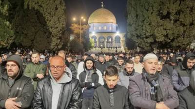 70 ألفا يؤدون صلاتي العشاء والتراويح في رحاب المسجد الأقصى المبارك