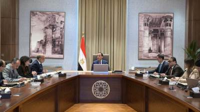 رئيس الوزراء يستعرض مع وزيري الكهرباء والاستثمار عددا من ملفات العمل المشتركة