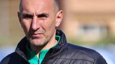 بسبب ألفاظ تسيء للدوري.. منع مدرب بيراميدز من مرافقة الفريق