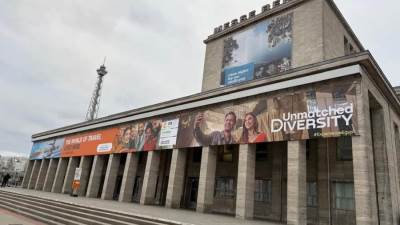 الواجهات الرئيسية لمقر بورصة برلين السياحية الدولية (Messe Berlin) تتزين بشعار الحملات الدعائية