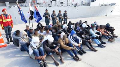 القوات البحرية تشارك فى إنقاذ مركب هجرة غير شرعية بعد تعرضه للغرق