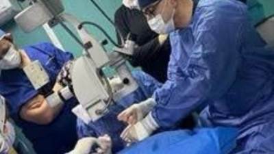 "الصحة": خبير عالمي بجراحة العيون يُجري عمليات مجانية بمستشفى رمد إمبابة