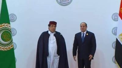 الرئيس السيسي يتوسط صورة تذكارية للقادة والزعماء المشاركين في القمة العربية غير العادية