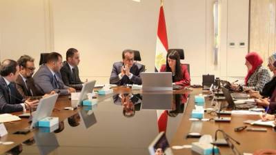 نائب رئيس الوزراء ووزيرة التخطيط يناقشان الخطة الاستثمارية لوزارة الصحة والسكان 