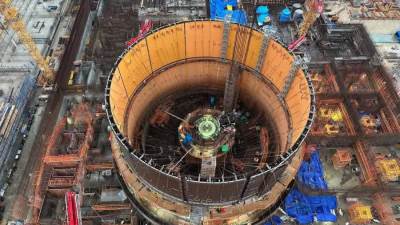 الانتهاء من تركيب المستوى الثاني من وعاء الاحتواء الداخلي لمبنى المفاعل بالوحدة النووية الثانية بمحطة الضبعة