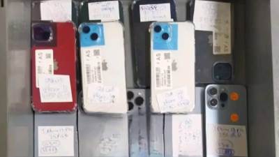 جمارك مطار برج العرب تحبط محاولة تهريب عدد من الهواتف المحمولة