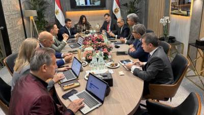 وزير السياحة يعقد عدد من اللقاءات المهنية مع مجموعة من كبار منظمي الرحلات ووكالات السياحة والسفر