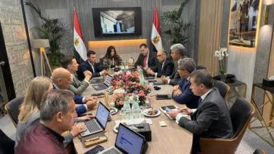 وزير السياحة يبحث تعزيز التعاون مع كبار منظمي الرحلات الألمان في بورصة برلين 2025