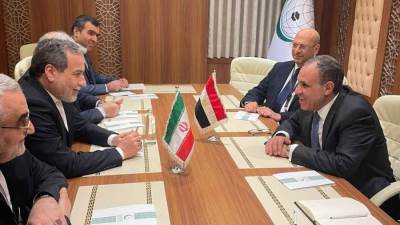 وزير الخارجية يلتقي نظيره الايراني علي هامش الاجتماع الاستثنائي لوزراء خارجية منظمة التعاون الإسلامي