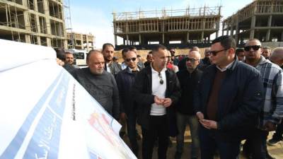 وزير الإسكان يتفقد مشروعات الإسكان وأعمال البحيرات بـ "مارينا الساحل الشمالي"