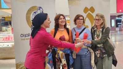 مطار القاهرة يحتفل بـ"يوم المرأة العالمي" مع المسافرات داخل صالات السفر والوصول