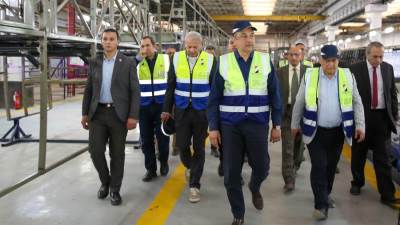 محمد شيمي يتابع عمليات الإنتاج بمصنع الأتوبيس.. والأعمال النهائية لتأهيل مصنع سيارات الركوب